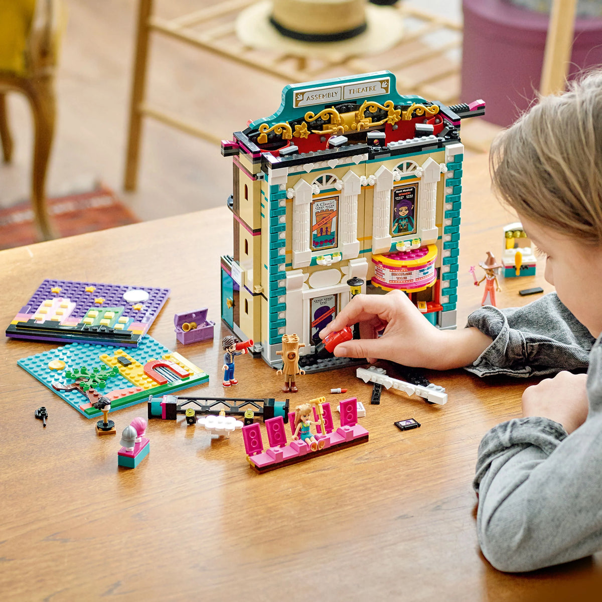 Theater School Playset with 4 Mini-Dolls L956