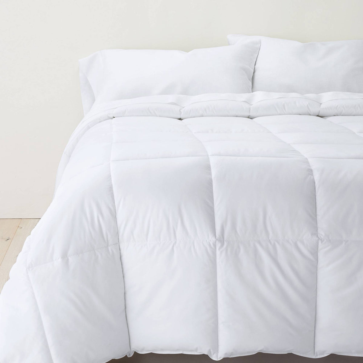 Ultra Weight Down Alternative Hypoallergenic Machine Washable Comforter Y53206